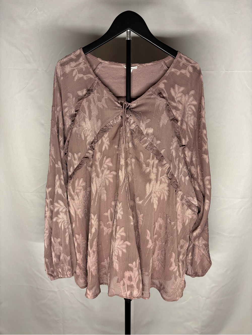 Maurices size 4x plus size - Dusty Rose Textured Floral Tie-Front Blouse